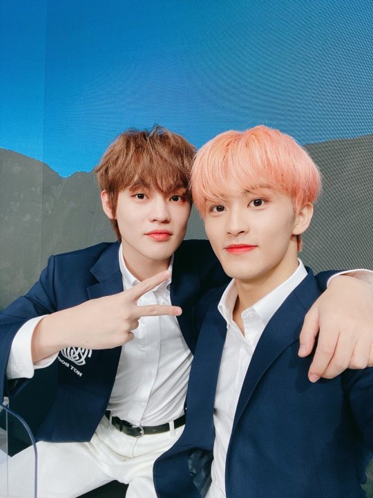 KHCHENLE: Standing at the back makes your head look smaller (1, 2) Translation: Seol @ FY! NCT (NCTINFO) | Source: Chenle’s...