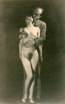 vivipiuomeno:  Paul Éluard enlaçant une femme nue , 1942 