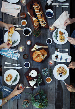 pureblyss:  breakfast outside. one of the