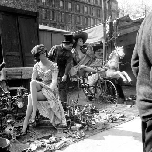 Adolfo Kaminsky - Puces à la ferraille, mannequins et manège, Paris 1955 Nudes &amp; Noises  
