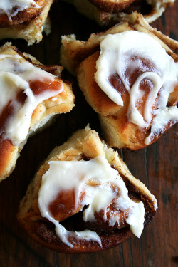 verticalfood:  Cinnamon Rolls with Cream