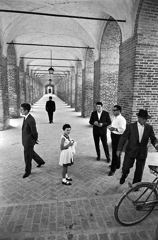 Jean-Philippe Charbonnier - Une touche dAntonioni sous larcade, Italie, 1963. 