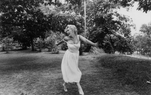 shesinacoma:A happy Marilyn Monroe photographed by her great friend Sam Shaw