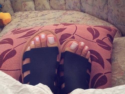 feeteverywhere: @moana.oliveira #footmodel #feetnation #prettyfeet #pedicure #lovefeet #nails #lovef