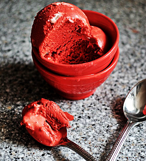 everybody-loves-to-eat:  red velvet everything. 