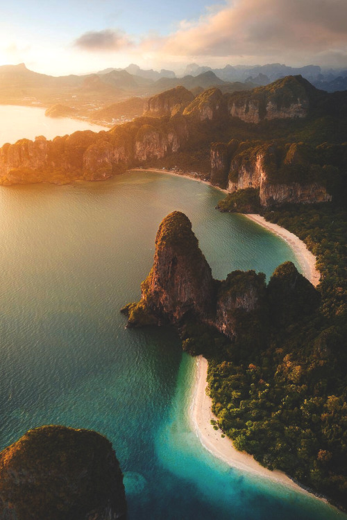 lsleofskye: Untitled | lifewithelliottLocation: Railay Beach, Thailand