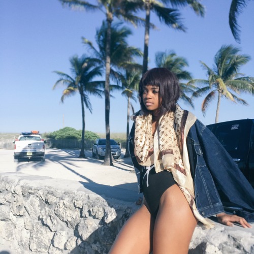 cierravegasbitchhh:  Wavy irregular shorty 🌴