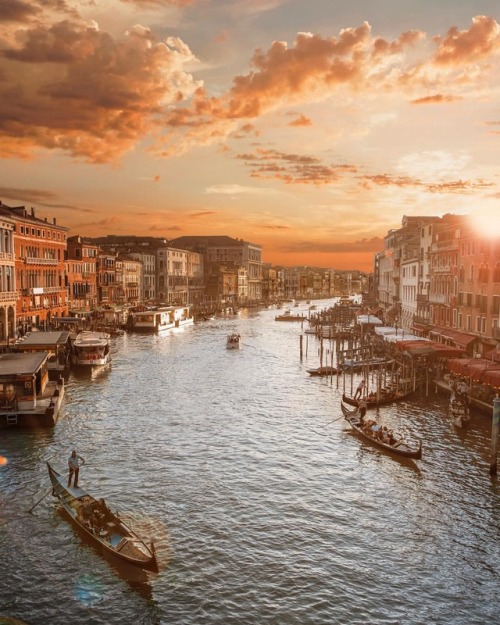 Venezia, al tramonto.Un po’ come il Timballo di mia nonna, la domenica a pranzo. ❤️ #venezia#pontedi