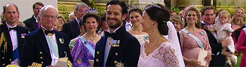 princessphines:  One heartwarming moment during the wedding ceremony of Prince Carl