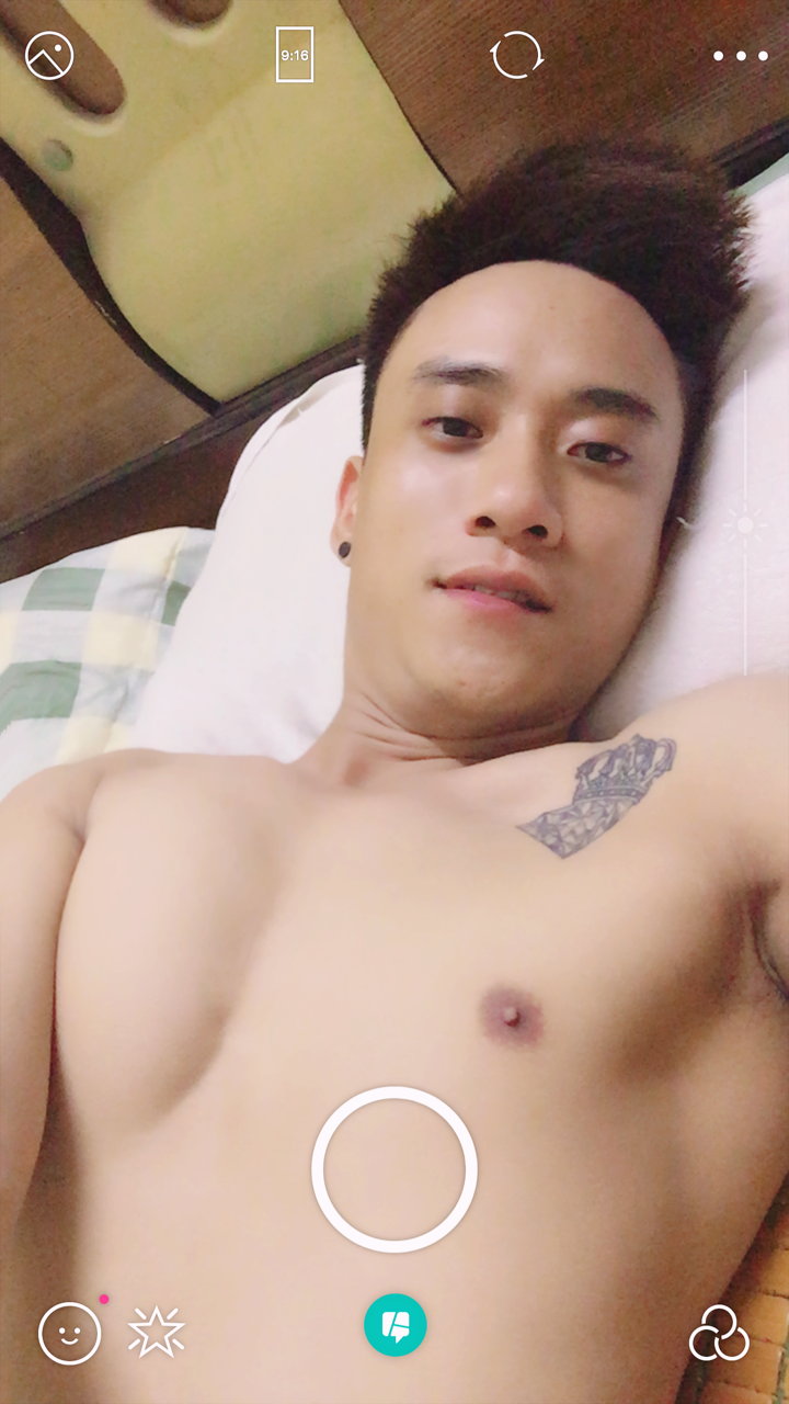 gaysaigon:  duycute113:  hotgaylist234:  Hãy nhìn hình xăm ở tay và ngực,