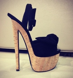 mandaveronica:  hella—ambitious:  Giuseppe Zanotti bow platforms.  