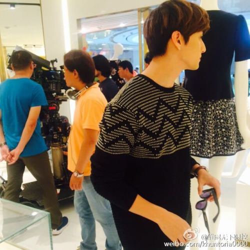 [150615] Eli detrás de las cámaras de Full House.Eli behind the scenes of Full House.c