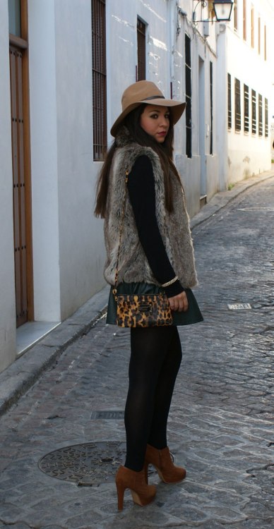 Chaleco: Berska Jersey: Vintage Falda: Pull and Bear Botines: Primark Sombrero: Stradivarius Pulsera