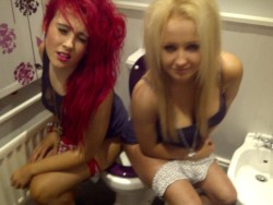 filthyslutgirl:  ohh hot chavs on the toilet