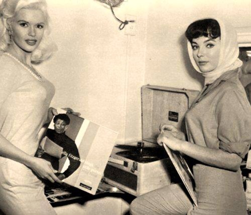 vinylespassion:  Jayne Mansfield & Joan Collins. 