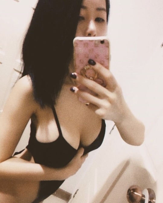 malaysiachios:  malaysiachios: malaysiachios:   I believe that this sexy girl should get a lot of little love, don’t let the girl down Please remember to share   To know more about her dynamics, please pay attention to the WeChat group. Password: 1002