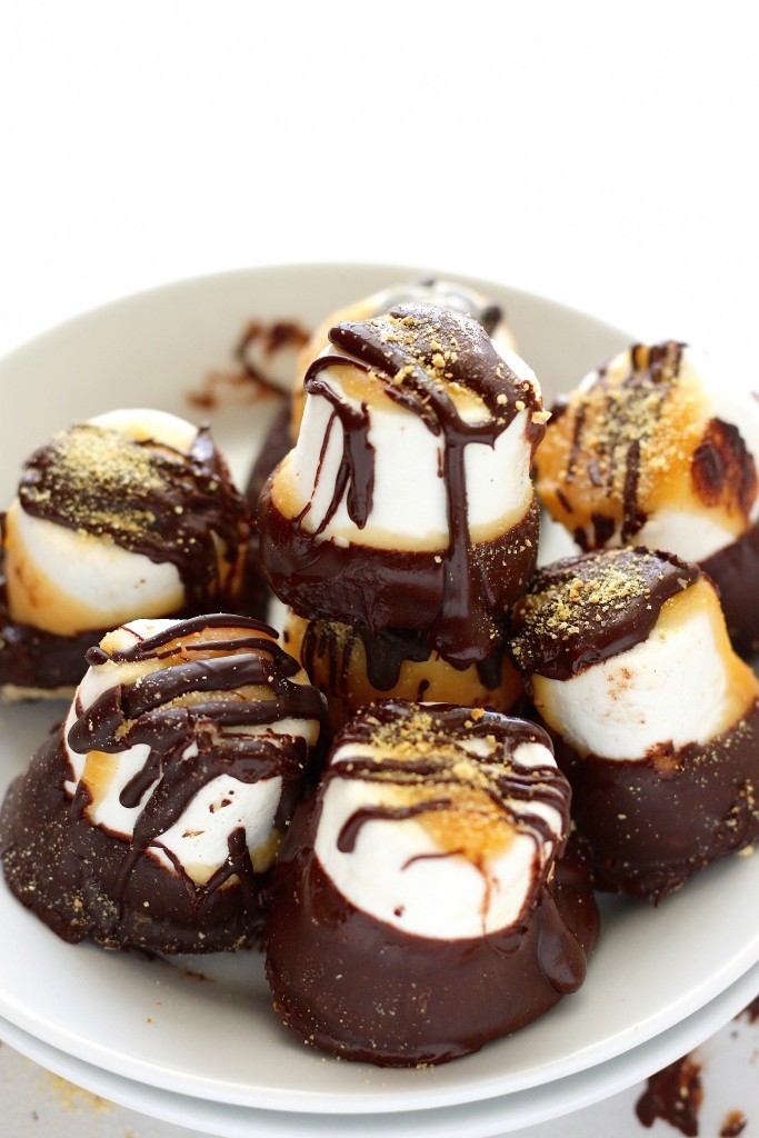 sweetoothgirl:    Dark Chocolate Salted Caramel Dipped Marshmallows  