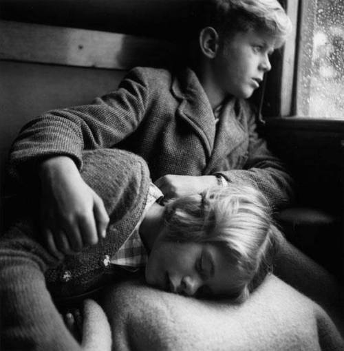 indreptarpatimas: Ata Kandó. “Thomas and Juliette Kandó in the train from Paris 