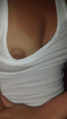 ftwaynewaitress:  Showing a little boob  Mmmm