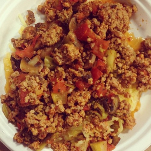 Lunch and dinner meal prep this week is: Spaghetti squash topped with tomato, mushroom and brocolli 