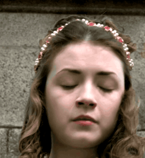 awkward-sultana:(Almost) Every Costume Per Episode + Mary Tudor’s ruby and pearl headband in 2x03,4