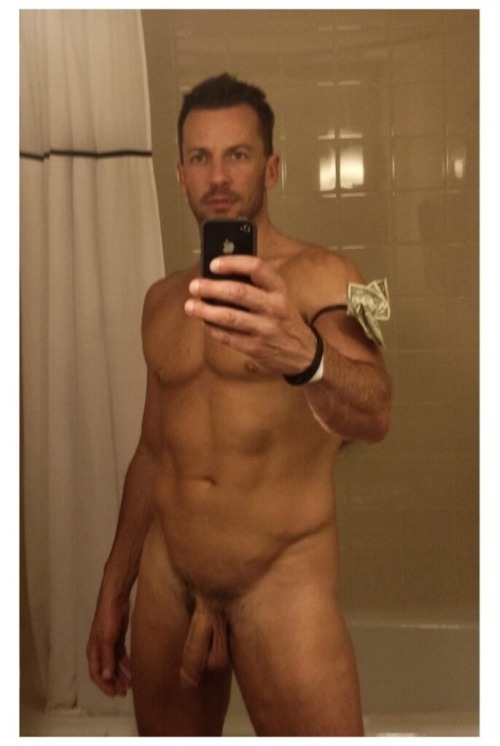 hottestmanmeat:  Craig parker, now thats a confident cock to work. Such a real and sexy man! Love him! 