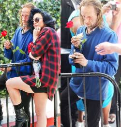 Lady Gaga took a photo with and gave money to a homeless man. He said &ldquo;But I smell&rdquo; and she &ldquo;don&rsquo;t worry, I smell too&rdquo; - Imgur