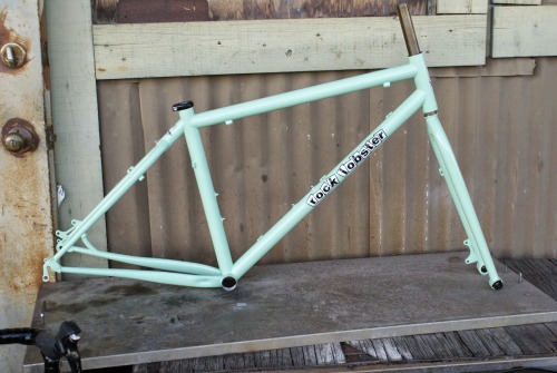chirosangaku:  what’s up in Santa Cruz: 29er with rigid thru-axle fork and dropper post seat tube ro