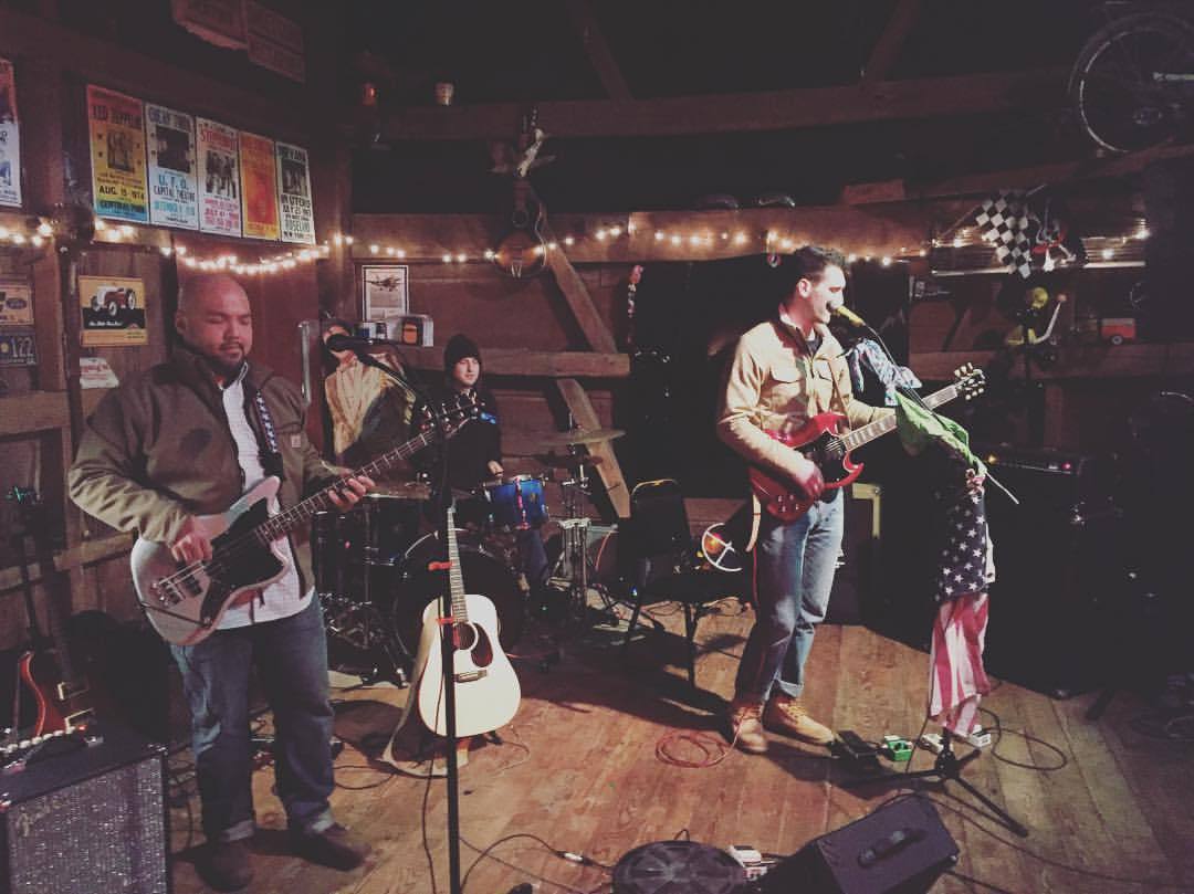 The Wise Owl Trio, throwing down!!!!
.
.
.
.
.
.
.
.
.
.
.
@aarondavidandthewiseowls #CountryCreekWinery #vibes #winter #wineandvibes #SpreadingLove (at Country Creek Winery)