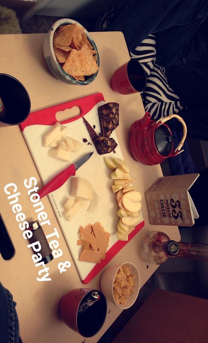 veroisvoinic:  veroisvoinic:  My roommate and I have too much fun  #mine #stonercheeseparty