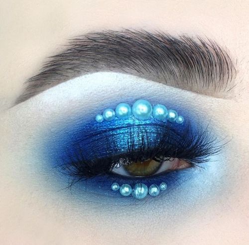 sugarpillcosmetics: Can’t get over this cool blue halo eye @lauramuaria created using our Tako