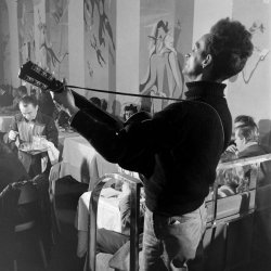 istartedoutonburgundy:  Woody Guthrie 