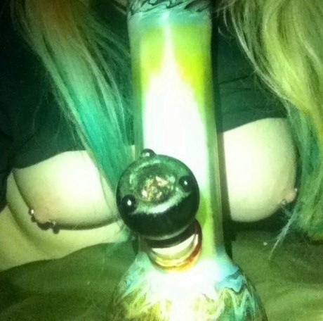 itsmebaked:  Milking the little bong with some Purple Platinum in bed