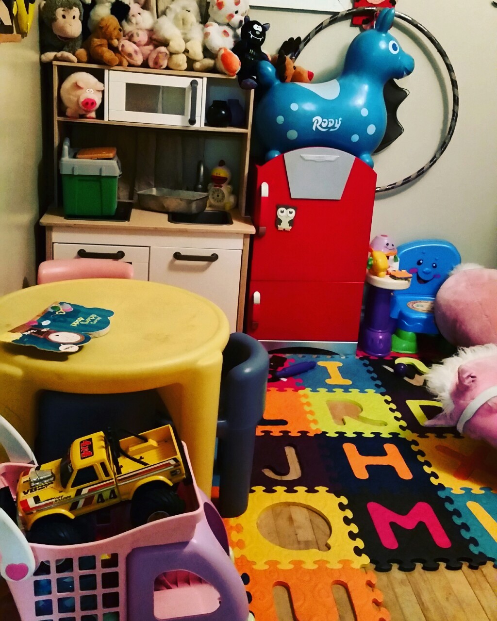 petmonster-furfur:  ykdave:  petmonster-furfur:  Someone come over and play with