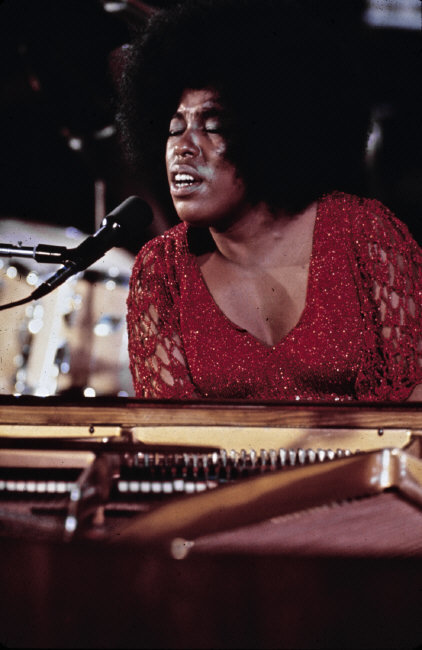 twixnmix:Roberta Flack performing at the “Soul to Soul” concert in Accra, Ghana on March 6, 1971.Pho