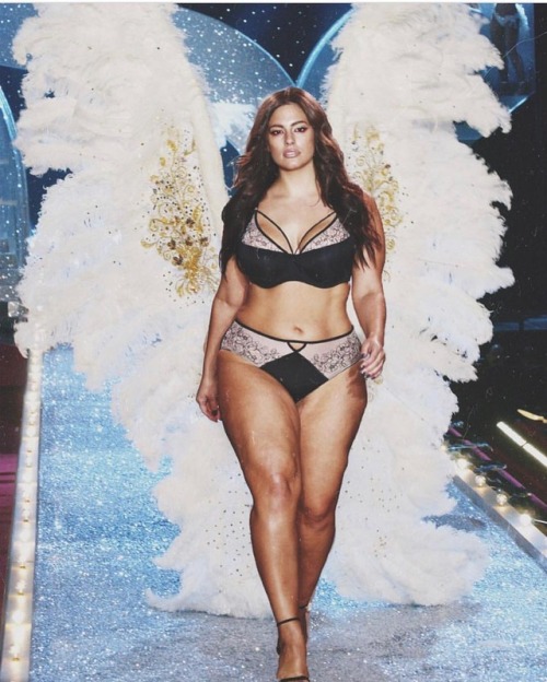 grahampictures:“Got my wings! .. my #AdditionElle wings! #thickthighssavelives“ (x) 