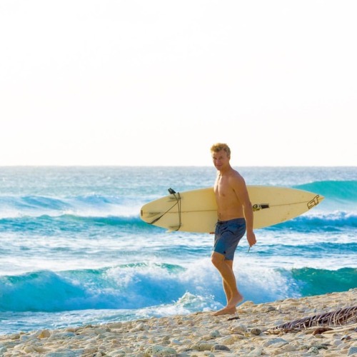 That one time I boosted this guy’s confidence#latergram #beach #surf #swell #wave #travel #c