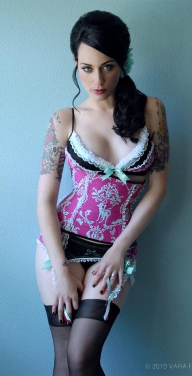 stunningtattoobabes:  Source:Sexy Inked Girlsstunningtattoobabes