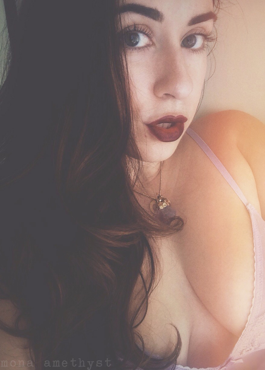 mona-amethyst:  update: i still haven’t taken this thing off. 