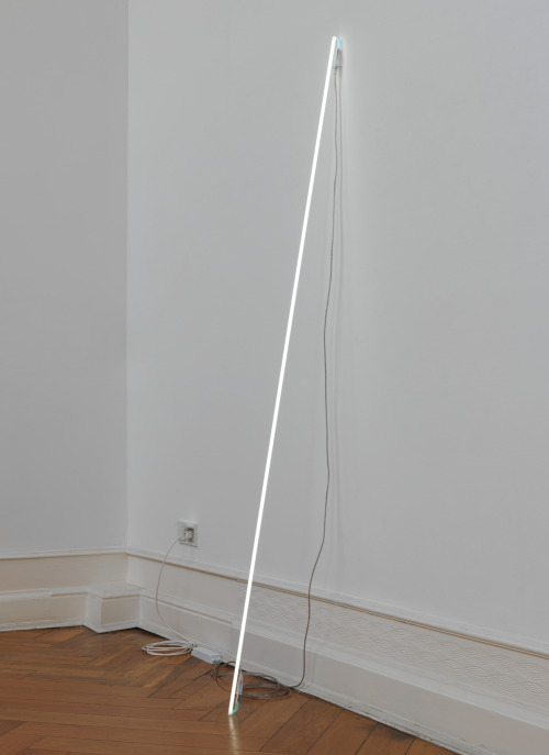 Cerith Wyn Evans, Leaning Horizon (neon 5500 Kelvin, 2 m), 2015 Neon; 200 cm × ⌀ 1.20 cm 