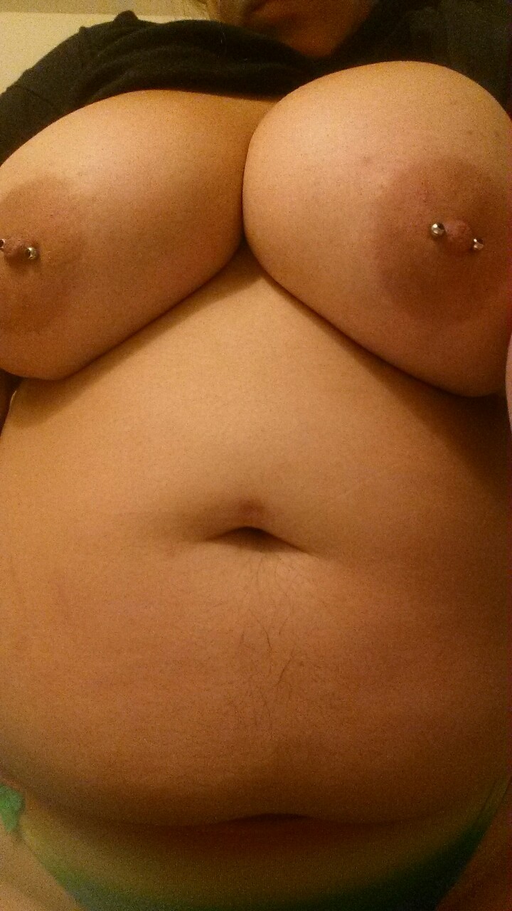 grandiose-fevers: Come hmu to get squished by this thick goddess!   🍰🍰Only