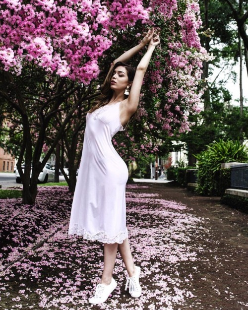 She started it! #slayvannah #fullbloom #flowers #floral #streetphotography #savannah #pink #slipdres