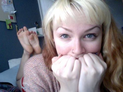 barefootwomen101: feetyiker: ;>)