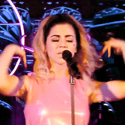 marinashappy:  ‘lies’ live + the arm thing 
