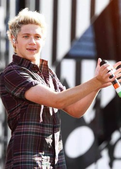 ssmileformeniall:  Niall on GMA 8/4 