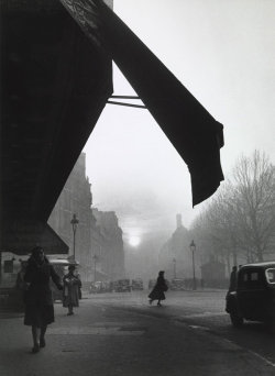 luzfosca:  Willy Ronis Carrefour Sèvres Babylone, Paris, 1948 