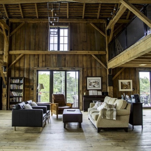 utwo: Northeast Barn Home© Banker Wire