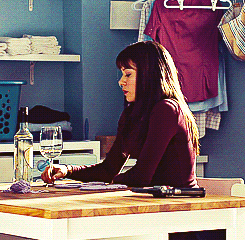 bcrebel:acciotatmas:yeah-ditto-obvs:#she’s just sitting there with her gun and wine#alison fucking h