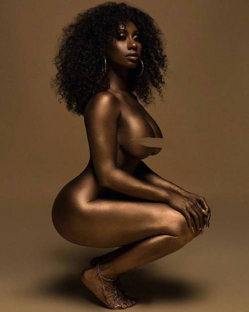 exquisiteblackarts:  Black & Gold 🔥 📸 @2020photography3 Model @loceliveleigh 