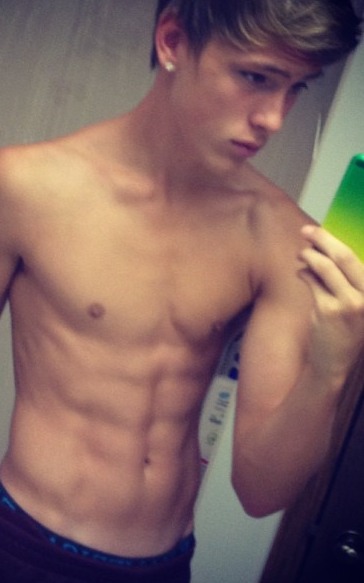 strange-effects:  Shirtless Sunday for you :)